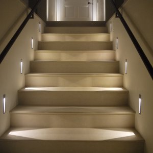 Как организовать освещение лестницы в доме?